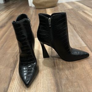 Nine West booties - worn once - snake print